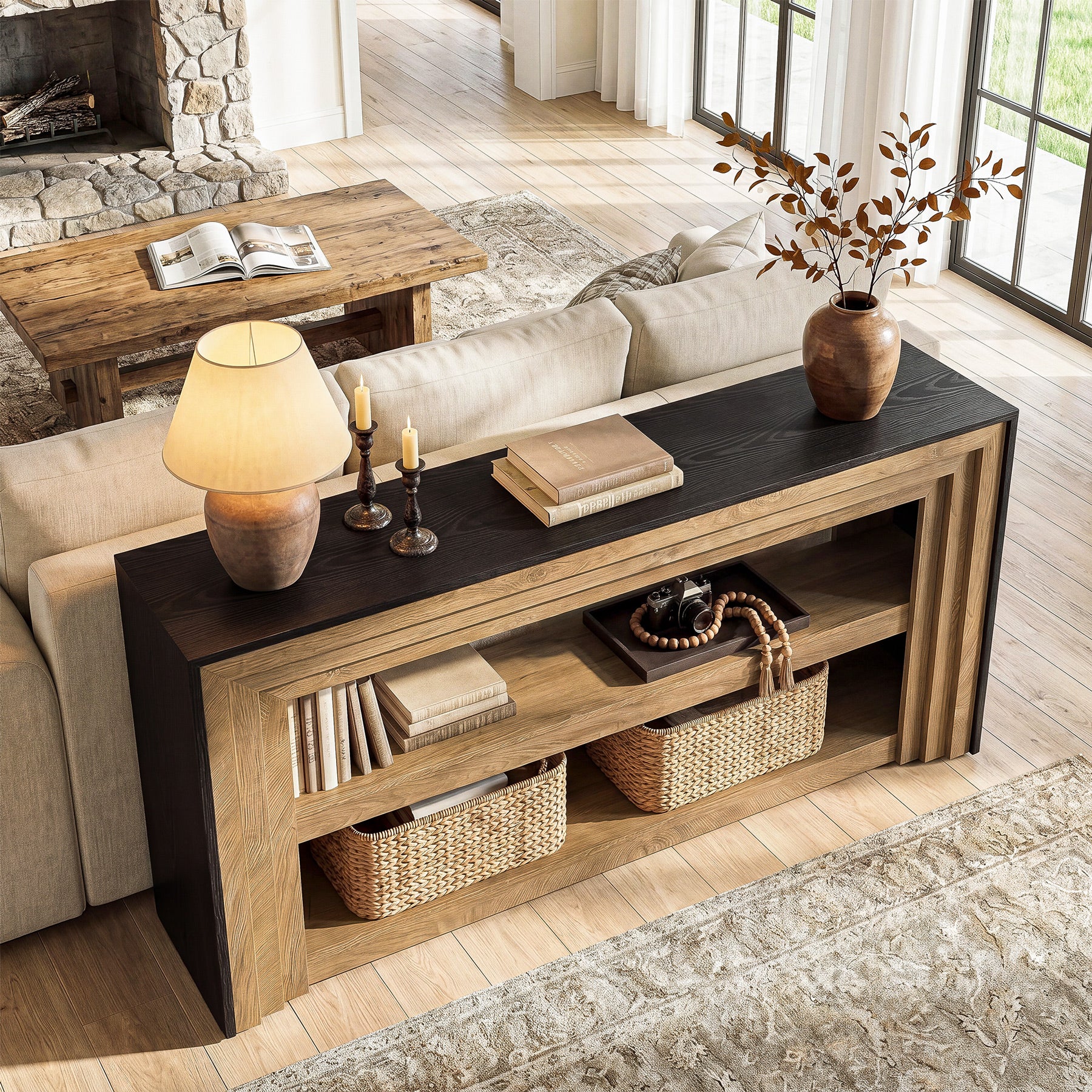 Aparador Recibidor Moderno de 2 Estantes en Color Roble Negro: Elegancia y Funcionalidad en un Solo Mueble Diseño bicolor en capas : esta mesa consola presenta una estructura rústica de madera escalonada con bordes nítidos y definidos. El cálido marco de madera marrón se combina con una elegante superficie negra, creando un efecto visual tridimensional que se convierte en un atractivo punto focal para la decoración del hogar. Espacio de almacenamiento de 3 niveles : con unas dimensiones de 160 cm de ancho x 30 cm de profundidad x 82 cm de alto, esta mesa de entrada ofrece una amplia superficie y dos estantes abiertos. Coloca jarrones y marcos de fotos en la superficie; guarda llaves, libros y cestas de mimbre en los dos estantes para organizar ordenadamente los objetos dispersos.