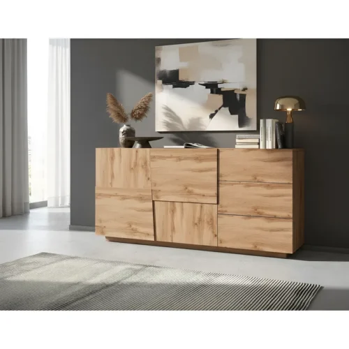 Aparador Color Roble  con 3 Cajones, 2 Puertas: Moderno y Elegancia, Funcionalidad para Tu Hogar Renueva tu espacio con nuestro aparador en color roble, diseñada para ofrecer estilo y practicidad. Con 3 cajones, 2 puertas , este aparador es la solución perfecta para mantener tu hogar organizado. Equipado con apertura  push open y fabricado con melamina de alta calidad de 18 mm, este mueble garantiza durabilidad y resistencia. Sus medidas de 86 cm de alto,  180 cm de largo y 40 cm de profundidad la hacen ideal para cualquier habitación de tu hogar. Beneficios y Cualidades 1. Diseño Elegante y Moderno: El aparador en color roble presenta un diseño contemporáneo que se adapta a cualquier estilo de decoración. El acabado en roble claro aporta calidez y sofisticación, mientras que la apariencia sin tiradores añaden un toque de modernidad y elegancia. 2. Amplio Espacio de Almacenamiento: Con 3 cajones, 2 puerta, este aparador ofrece un generoso espacio de almacenamiento para organizar tu ropa, accesorios, documentos y otros objetos personales. Los cajones  permiten tener todo al alcance de la mano, manteniendo tu habitación ordenada y libre de desorden.