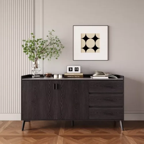 Aparador Color Negro Roble con 3 Cajones, 2 Puertas: Moderno y Elegancia, Funcionalidad para Tu Hogar Renueva tu espacio con nuestro aparador en color negro roble, diseñada para ofrecer estilo y practicidad. Con 3 cajones, 2 puertas , este aparador es la solución perfecta para mantener tu hogar organizado. Equipado con apertura  de tiradores de aluminio en negro y fabricado con melamina de alta calidad de 18 mm, este mueble garantiza durabilidad y resistencia. Sus medidas de 80 cm de alto,  150 cm de largo y 40 cm de profundidad la hacen ideal para cualquier habitación de tu hogar. Beneficios y Cualidades 1. Diseño Elegante y Moderno: El aparador en color negro roble presenta un diseño contemporáneo que se adapta a cualquier estilo de decoración. El acabado en roble aporta calidez y sofisticación, mientras que la apariencia con tiradores negros añaden un toque de modernidad y elegancia. 2. Amplio Espacio de Almacenamiento: Con 3 cajones, 2 puerta, este aparador ofrece un generoso espacio de almacenamiento para organizar tu ropa, accesorios, documentos y otros objetos personales. Los cajones  permiten tener todo al alcance de la mano, manteniendo tu habitación ordenada y libre de desorden.