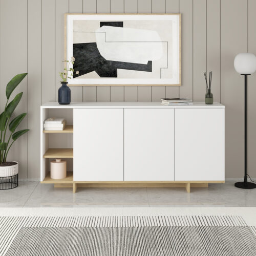 Aparador Moderno de 3 Puertas 3 Estantes Abiertos en Color Blanco Roble: Elegancia y Funcionalidad en un Solo Mueble Renueva tu sala con nuestro hermoso Aparador recibidor. El cual combina su estilo con la que hoy en día todos buscamos. Podrás decorarlo de una manera que tu habitación luzca extremadamente bien. Beneficios y Cualidades 1. Diseño Moderno y Versátil: Este aparador, con un diseño minimalista, será un aporte práctico y decorativo para tu hogar. Con 3 puertas, el aparador proporciona amplio espacio de almacenamiento para libros, dispositivos multimedia y otros artículos. La robusta superficie es ideal para exhibir objetos decorativos, marcos de fotos o plantas. También se puede usar como mueble bajo, armario auxiliar, etc. Gracias al tablero de gran calidad, este aparador está diseñado para durar.