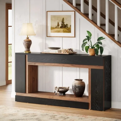 Aparador Recibidor Moderno Con Estante En Color Roble Negro: Elegancia y Funcionalidad En Un Solo Mueble Estética del diseño : Esta mesa consola presenta un elegante acabado en negro combinado con exquisitos detalles en madera de nogal, creando un equilibrio perfecto entre el diseño tradicional y el moderno. Su estilo impecable garantiza que esta mesa de entrada de dos niveles se integre a la perfección en cualquier estilo de decoración.  Funcionalidad de doble nivel : con una longitud de 160 cm, esta mesa auxiliar cuenta con dos niveles que ofrecen amplio espacio de almacenamiento y exhibición. Utilice el nivel superior para mostrar sus objetos decorativos favoritos y el inferior para un almacenamiento práctico y elegante. 