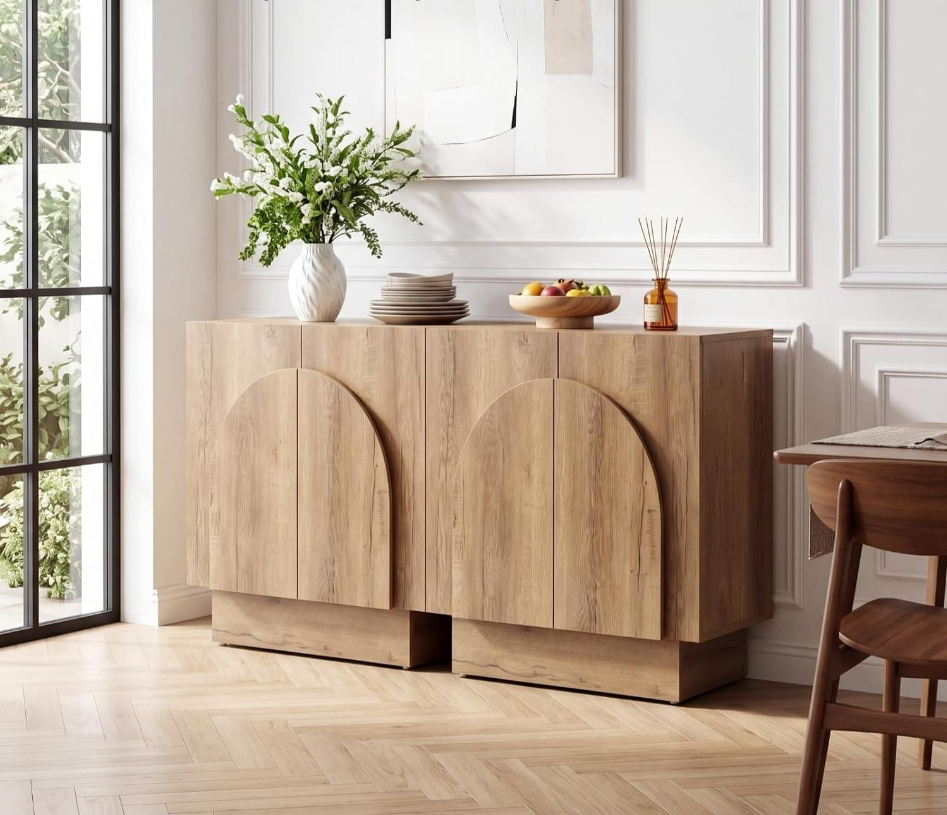 Aparador Modular 2 Piezas Moderno de 4 Puertas en Color Duna: Elegancia y Funcionalidad en un Solo Mueble Renueva tu sala con nuestro hermoso Aparador recibidor. El cual combina su estilo con la que hoy en día todos buscamos. Podrás decorarlo de una manera que tu habitación luzca extremadamente bien. Beneficios y Cualidades 1. Diseño Moderno y Versátil: Este aparador, con un diseño minimalista, será un aporte práctico y decorativo para tu hogar. Con 4  puertas, el aparador proporciona amplio espacio de almacenamiento para libros, dispositivos multimedia y otros artículos. La robusta superficie es ideal para exhibir objetos decorativos, marcos de fotos o plantas. También se puede usar como mueble bajo, armario auxiliar, etc. Gracias al tablero de gran calidad, este aparador está diseñado para durar. Módulo con 4 puertas, gran capacidad de almacenamiento. Bisagras con cierre soft. con tiradores de mdf . Medidas del Módulo: 160cm. de largo, 77cm. de Alto, 36cm. de Profundidad. Color duna  texturizado de alta calidad. Módulos con puertas y estantes interiores . Bisagras con cierre soft. El aparador es el mueble de almacenamiento más elegante que puedas imaginar. Su diseño oculto de cuatro estantes cuenta con puertas de perfil acanalado para una apariencia impecable. Su silueta plana se complementa a la perfección con el diseño contemporáneo en relieve, que le confiere una sensación de ligereza.