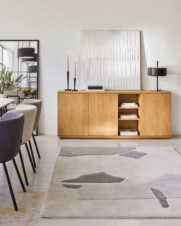 Aparador Moderno de 3 Puertas Con 3 Estantes Abiertos en Color Roble Claro: Elegancia y Funcionalidad en un Solo Mueble Renueva tu sala con nuestro hermoso Aparador recibidor. El cual combina su estilo con la que hoy en día todos buscamos. Podrás decorarlo de una manera que tu habitación luzca extremadamente bien. Beneficios y Cualidades 1. Diseño Moderno y Versátil: Este aparador que esta fabricado todo en melamina de 18 mm, con un diseño minimalista, será un aporte práctico y decorativo para tu hogar. Con 3 puertas, el aparador proporciona amplio espacio de almacenamiento para libros, dispositivos multimedia y otros artículos. La robusta superficie es ideal para exhibir objetos decorativos, marcos de fotos o plantas. También se puede usar como mueble bajo, armario auxiliar, etc. Gracias al tablero de gran calidad, este aparador está diseñado para durar. 2. Amplio Espacio de Almacenamiento: Este aparador cuenta con tres puertas abatibles que esconden amplias divisiones internas y 3 estantes abiertos. Estos espacios de almacenamiento son ideales para guardar desde vajillas hasta documentos y objetos personales, manteniendo todo organizado y al alcance. 3. Funcionalidad Óptima: Gracias a sus 3 puertas  podrás disfrutar de un acceso suave y fácil a todo lo que necesites. Las puertas abatibles, por su parte, permiten un acceso cómodo al interior del mueble, donde las divisiones internas te ayudan a mantener todo en orden.