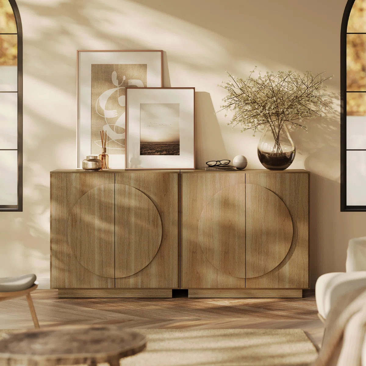 Aparador Modular Moderno de 4 Puertas en Color Caramel: Elegancia y Funcionalidad en un Solo Mueble Renueva tu sala con nuestro hermoso Aparador recibidor. El cual combina su estilo con la que hoy en día todos buscamos. Podrás decorarlo de una manera que tu habitación luzca extremadamente bien. Beneficios y Cualidades 1. Diseño Moderno y Versátil: Este aparador, con un diseño minimalista, será un aporte práctico y decorativo para tu hogar. Con 4  puertas, el aparador proporciona amplio espacio de almacenamiento para libros, dispositivos multimedia y otros artículos. La robusta superficie es ideal para exhibir objetos decorativos, marcos de fotos o plantas. También se puede usar como mueble bajo, armario auxiliar, etc. Gracias al tablero de gran calidad, este aparador está diseñado para durar. Módulo con 4 puertas, gran capacidad de almacenamiento. Bisagras con cierre soft. con tiradores de mdf . Medidas del Módulo: 166cm. de largo, 80cm. de Alto, 40cm. de Profundidad. Color caramel  texturizado de alta calidad. Módulos con puertas y estantes interiores . Bisagras con cierre soft.