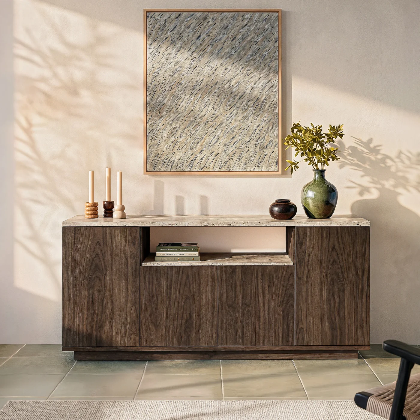 Aparador Moderno de 4 Puertas en Fume y Travertino: Elegancia y Funcionalidad en un Solo Mueble Descubre el perfecto equilibrio entre estilo y funcionalidad con nuestro aparador moderno de 4 Puertas en color fume y travertino. Este mueble, con un diseño contemporáneo y líneas limpias, es ideal para organizar y embellecer cualquier espacio de tu hogar. Fabricado con melamina de alta calidad de 18 mm, ofrece durabilidad y un acabado impecable. Sus medidas de 180 cm de alto, 75 cm de ancho y 44 cm de profundidad lo convierten en la solución perfecta para combinar almacenamiento y estilo en un solo lugar. Beneficios y Cualidades 1. Diseño Moderno y Versátil: El aparador en roble oscuro destaca por su diseño minimalista y moderno, que se adapta perfectamente a diversos estilos decorativos. Su acabado de la mesada en travertino añade un toque de elegancia y sofisticación, creando una atmósfera luminosa y espaciosa en cualquier habitación.