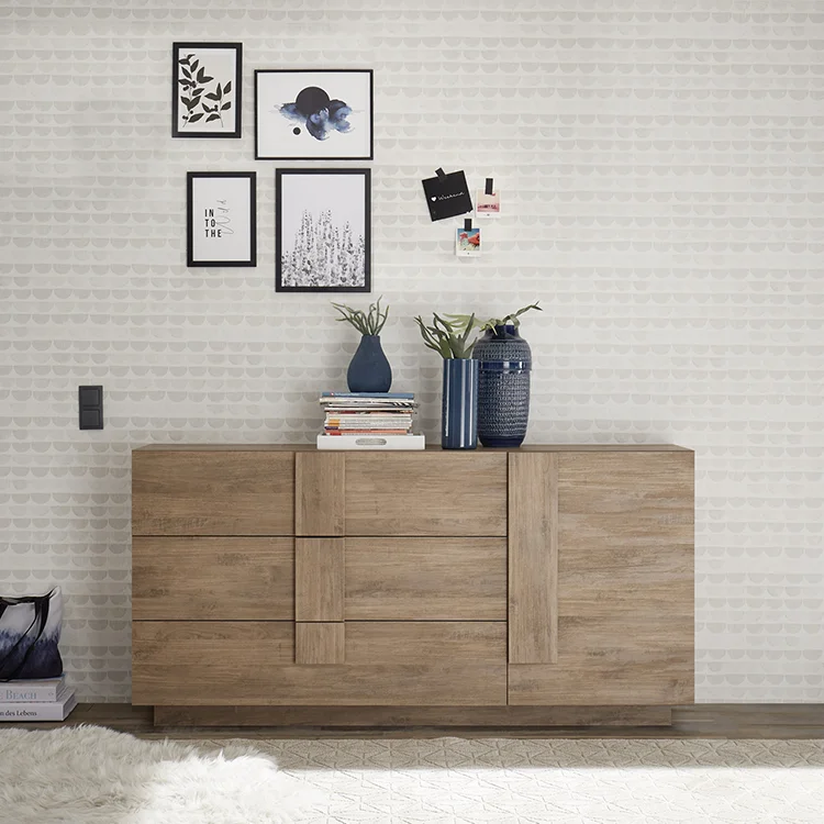Aparador Color Roble Oscuro  con 3 Cajones, 1 Puerta: Moderno y Elegancia, Funcionalidad para Tu Hogar Renueva tu espacio con nuestro aparador en color roble oscuro, diseñada para ofrecer estilo y practicidad. Con 3 cajones, 1 puertas , este aparador es la solución perfecta para mantener tu hogar organizado. Equipado con apertura con corte chaflan tipo uñero y fabricado con melamina de alta calidad de 18 mm, este mueble garantiza durabilidad y resistencia. Sus medidas de 90 cm de alto,  182 cm de largo y 41 cm de profundidad la hacen ideal para cualquier habitación de tu hogar. Beneficios y Cualidades 1. Diseño Elegante y Moderno: El aparador en color roble oscuro presenta un diseño contemporáneo que se adapta a cualquier estilo de decoración. El acabado aporta calidez y sofisticación, mientras que la apariencia con tiradores en melamina añaden un toque de modernidad y elegancia. Buffet de salón, Aparador de salón con 1 puertas y 3 cajones, 182x41h90 cm, Roble oscuro. ESTRUCTURA Y USO - Mueble de salón práctico y que ahorra espacio, estructurado con una puerta batiente y tres cajones, interiormente con estante - La puerta y los cajones tienen tiradores, ambos equipados con fuertes bisagras y guías metálicas - El estante superior convierte este aparador en un televisor Mueble donde guardar tus adornos favoritos - Este mueble es perfecto para decorar el comedor, salón, pasillo, entrada u oficina, guardando ordenadamente vajilla, vasos, manteles, cubiertos, libros, documentos u objetos decorativos. La producción 100% Peruana garantiza fiabilidad, resistencia, comodidad y durabilidad en el tiempo