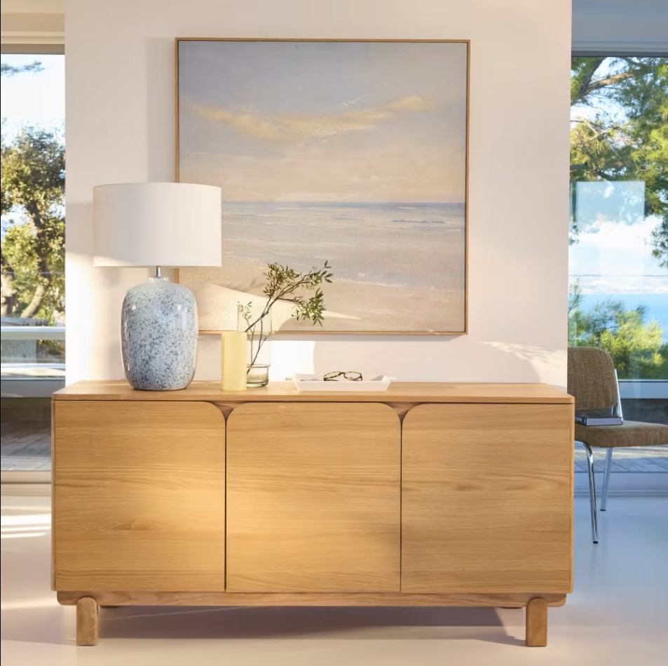 Aparador Moderno de 3 Puertas en Color Roble Panela: Elegancia y Funcionalidad en un Solo Mueble Renueva tu sala con nuestro hermoso Aparador recibidor. El cual combina su estilo con la que hoy en día todos buscamos. Podrás decorarlo de una manera que tu habitación luzca extremadamente bien. Beneficios y Cualidades 1. Diseño Moderno y Versátil: Este aparador, con un diseño Escandinavo, será un aporte práctico y decorativo para tu hogar. Con 3 puertas, el aparador proporciona amplio espacio de almacenamiento para libros, dispositivos multimedia y otros artículos. La robusta superficie es ideal para exhibir objetos decorativos, marcos de fotos o plantas. También se puede usar como mueble bajo, armario auxiliar, etc. Gracias al tablero de gran calidad, este aparador está diseñado para durar. El aparador de tres puertas con sistema de apertura push open en mdp color panela es perfecto si buscas darle un toque cálido y escandinavo a tu comedor. Con sus 160 cm de largo, te ofrece todo el sitio que necesitas para guardar la vajilla, las copas y la mantelería completa, aprovechando la pared sin molestar al pasar. Su estructura de melamina de alta calidad 18 mm está pensada para aguantar de sobra el ritmo diario de cualquier hogar. Su superficie laminada soporta fenomenal el uso continuo a la hora de comer para apoyar lo que necesites, siendo un mueble resistente y muy cómodo para el día a día que disimula genial los roces.