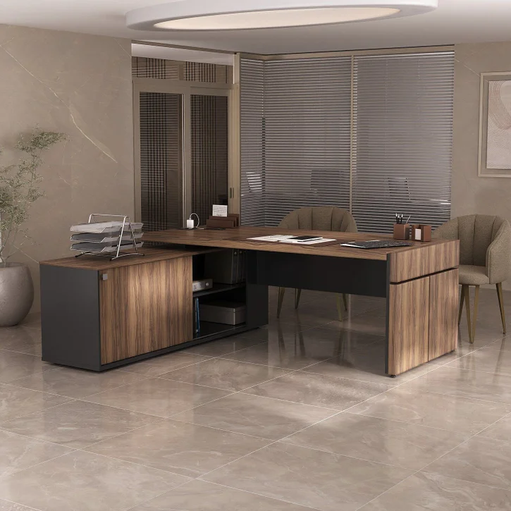 Escritorio Ejecutivo de Oficina Moderna en Color Roble: Organización y Estilo para tu Espacio de Trabajo. La mesa escritorio de oficina en color roble es la solución perfecta para quienes buscan combinar estilo moderno y funcionalidad en su espacio de trabajo. Con dimensiones de 75 cm de alto, 202 cm de ancho y 90 cm de profundidad, esta mesa ha sido diseñada para ofrecer un amplio espacio de trabajo y almacenamiento, permitiéndote mantener todo lo esencial al alcance de la mano mientras disfrutas de un entorno organizado y elegante. Fabricada en melamina de alta calidad de 36 mm y 18 mm, esta mesa no solo garantiza durabilidad, sino también una estética impecable que se adapta a cualquier tipo de oficina. Beneficios y Cualidades de la Mesa Escritorio de Oficina  Amplio espacio de trabajo : con unas dimensiones de 202 cm de largo x 90 cm de ancho x 75 cm de alto, este escritorio de mdp ofrece una superficie espaciosa para varios monitores, documentos y todos los demás elementos esenciales de oficina, lo que ayuda a mantener su espacio de trabajo organizado y libre de desorden.