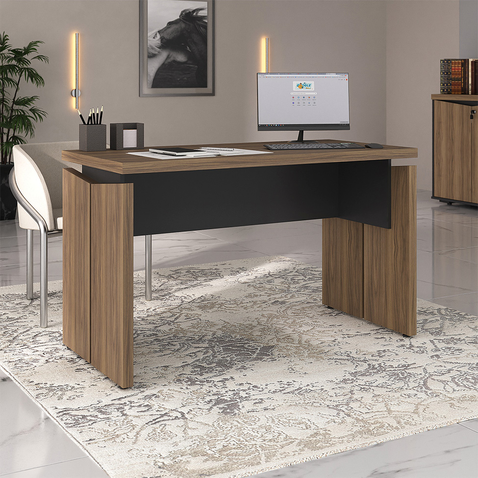 Mesa Escritorio de Oficina Moderna en Color Cedro: Organización y Estilo para tu Espacio de Trabajo. La mesa escritorio de oficina en color cedro es la solución perfecta para quienes buscan combinar estilo moderno y funcionalidad en su espacio de trabajo. Con dimensiones de 75 cm de alto, 145 cm de ancho y 60 cm de profundidad, esta mesa ha sido diseñada para ofrecer un amplio espacio de trabajo y almacenamiento, permitiéndote mantener todo lo esencial al alcance de la mano mientras disfrutas de un entorno organizado y elegante. Fabricada en melamina de alta calidad de 36 mm y 18 mm, esta mesa no solo garantiza durabilidad, sino también una estética impecable que se adapta a cualquier tipo de oficina. Beneficios y Cualidades de la Mesa Escritorio de Oficina Diseño Moderno y Elegante: Esta mesa escritorio se caracteriza por su diseño moderno y minimalista, ideal para cualquier tipo de oficina, ya sea en casa o en un entorno corporativo. Su acabado en color cedro aporta luminosidad y una sensación de amplitud al espacio, creando un ambiente propicio para la productividad y la concentración.