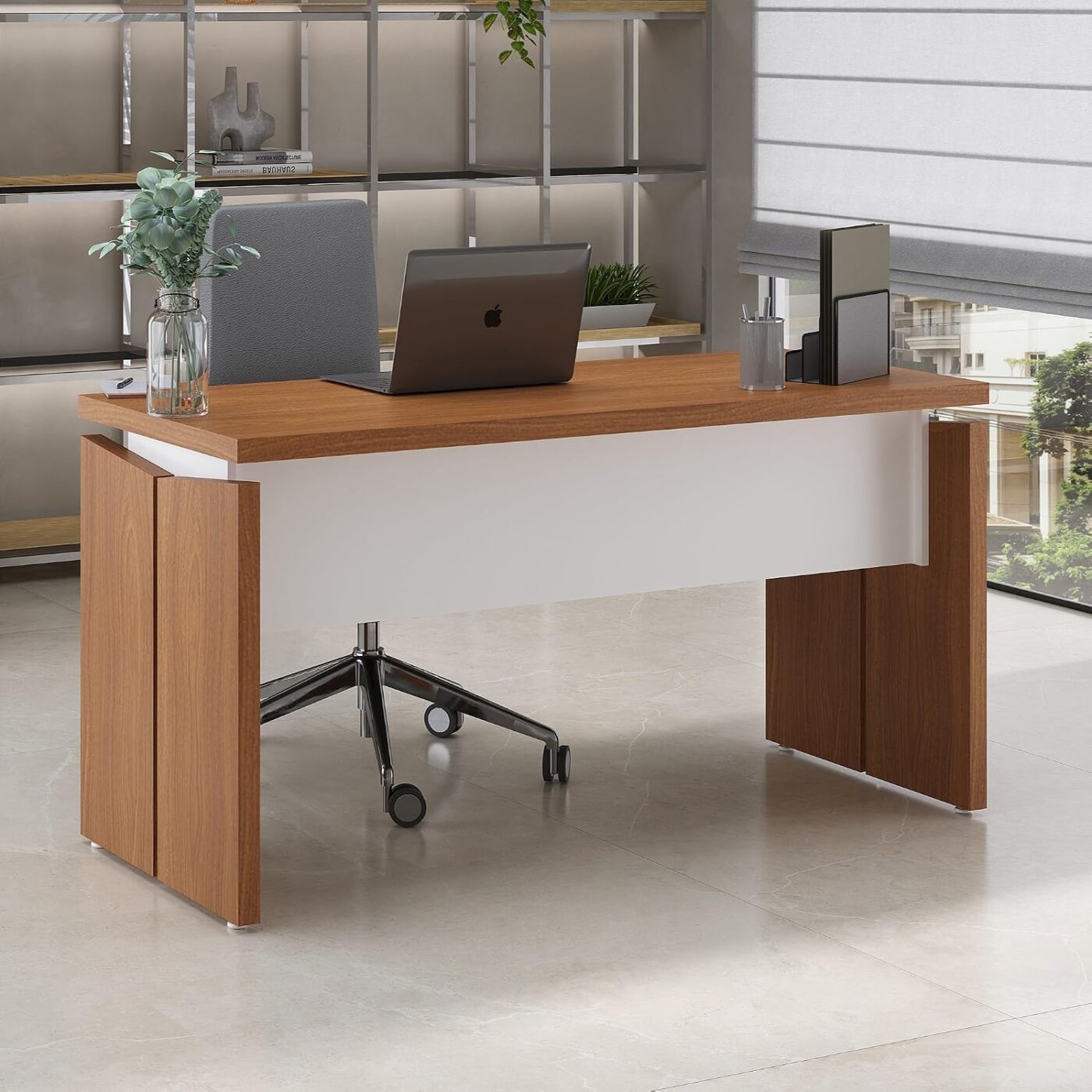 Mesa Escritorio de Oficina Moderna en Color Cedro: Organización y Estilo para tu Espacio de Trabajo. La mesa escritorio de oficina en color cedro es la solución perfecta para quienes buscan combinar estilo moderno y funcionalidad en su espacio de trabajo. Con dimensiones de 75 cm de alto, 145 cm de ancho y 60 cm de profundidad, esta mesa ha sido diseñada para ofrecer un amplio espacio de trabajo y almacenamiento, permitiéndote mantener todo lo esencial al alcance de la mano mientras disfrutas de un entorno organizado y elegante. Fabricada en melamina de alta calidad de 36 mm y 18 mm, esta mesa no solo garantiza durabilidad, sino también una estética impecable que se adapta a cualquier tipo de oficina. Beneficios y Cualidades de la Mesa Escritorio de Oficina  Diseño Moderno y Elegante: Esta mesa escritorio se caracteriza por su diseño moderno y minimalista, ideal para cualquier tipo de oficina, ya sea en casa o en un entorno corporativo. Su acabado en color cedro aporta luminosidad y una sensación de amplitud al espacio, creando un ambiente propicio para la productividad y la concentración.