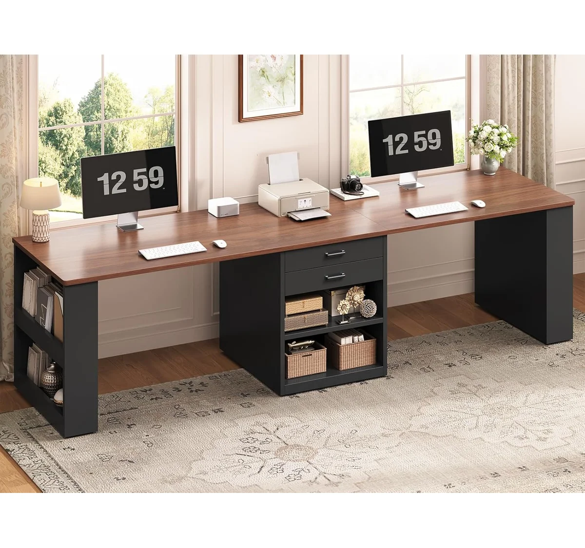 Mesa Escritorio de Oficina Moderna en Color Cedro y Negro: Organización y Estilo para tu Espacio de Trabajo. La mesa escritorio de oficina en color roble es la solución perfecta para quienes buscan combinar estilo moderno y funcionalidad en su espacio de trabajo. Con dimensiones de 77 cm de alto, 230 cm de ancho y 50 cm de profundidad, esta mesa ha sido diseñada para ofrecer un amplio espacio de trabajo y almacenamiento, permitiéndote mantener todo lo esencial al alcance de la mano mientras disfrutas de un entorno organizado y elegante. Fabricada en melamina de alta calidad de 18 mm, esta mesa no solo garantiza durabilidad, sino también una estética impecable que se adapta a cualquier tipo de oficina. Beneficios y Cualidades de la Mesa Escritorio de Oficina  Diseño Moderno y Elegante: Esta mesa escritorio se caracteriza por su diseño moderno y funcional, ideal para cualquier tipo de oficina, ya sea en casa o en un entorno corporativo. Su acabado con la tapa de los cajones  aporta elegancia y una sensación de amplitud al espacio, creando un ambiente propicio para la productividad y la concentración. Amplio Espacio de Trabajo: Con una superficie de trabajo espaciosa, esta mesa permite organizar fácilmente tu ordenador, documentos, y otros elementos de oficina, manteniendo un entorno despejado y ordenado. Su diseño te ofrece suficiente espacio para trabajar cómodamente, sin sentirte limitado por el área de trabajo.