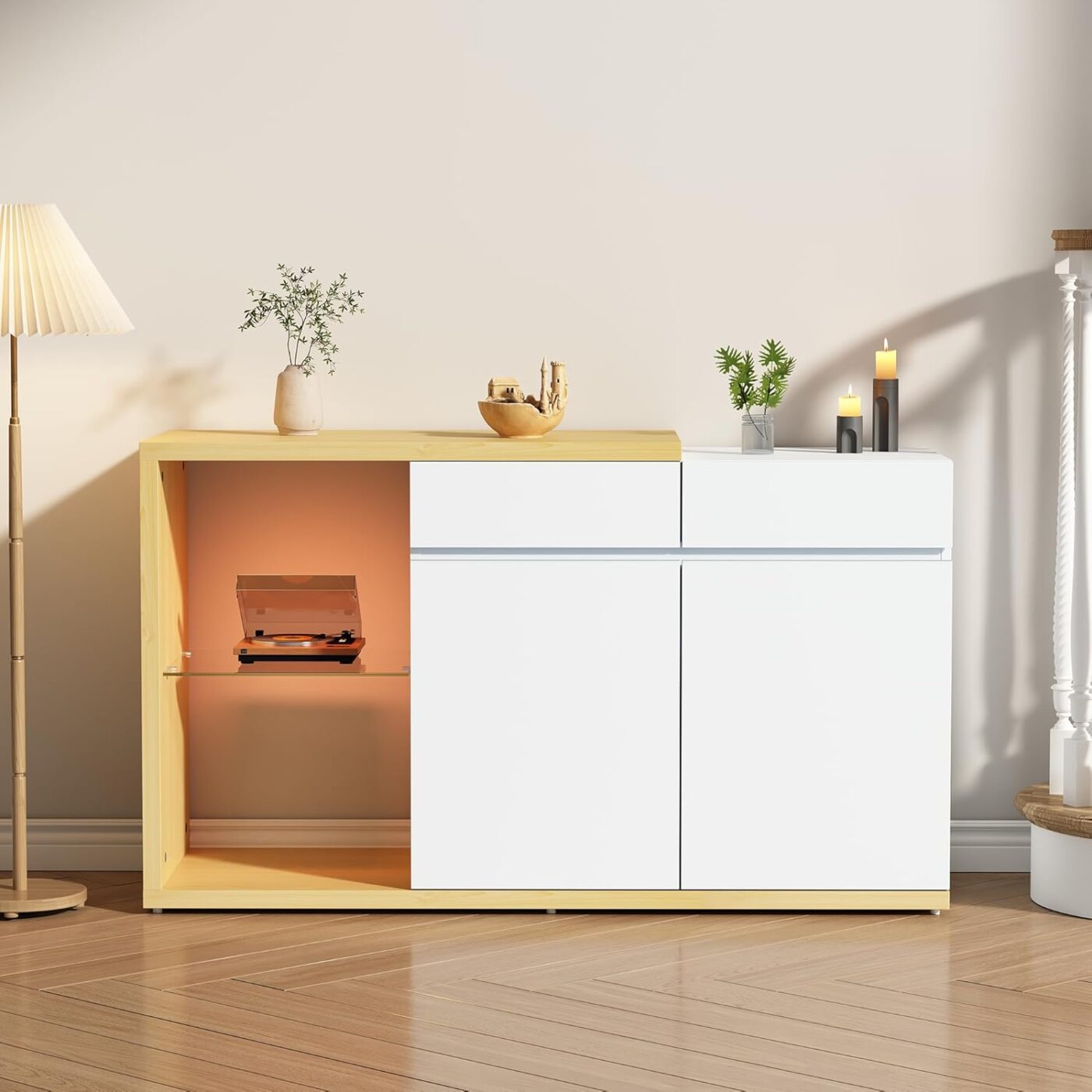 Aparador Moderno Con Dos Puertas Abatibles y Estantes internos Color Roble y Blanco Eleva el estilo y funcionalidad de tu hogar con nuestra cómoda grande en color roble, diseñada para ofrecer un amplio espacio de almacenamiento y un toque de sofisticación. Este aparador esta equipado con 2 puertas abatibles, está fabricada con melamina de alta calidad de 18 mm y equipada con conexiones y accesorios de primera clase. Beneficios y Cualidades 1. Estilo Elegante y Moderno: El acabado en color roble y blanco de esta aparador, combinado con los cortes especiales, aporta un toque de elegancia y modernidad a cualquier espacio. Este diseño sofisticado se adapta a diversos estilos de decoración, convirtiendo la cómoda en un elemento destacado y atractivo. 2. Amplio Espacio de Almacenamiento: Con 2 puertas espaciosas, este aparador ofrece una solución de almacenamiento superior para organizar tus prendas, accesorios y otros objetos personales. Cada cajón proporciona un amplio espacio para mantener tu hogar ordenado y bien organizado.